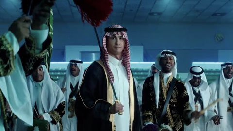 Ronaldo đeo gươm,  mặc áo truyền thống Saudi Arabia