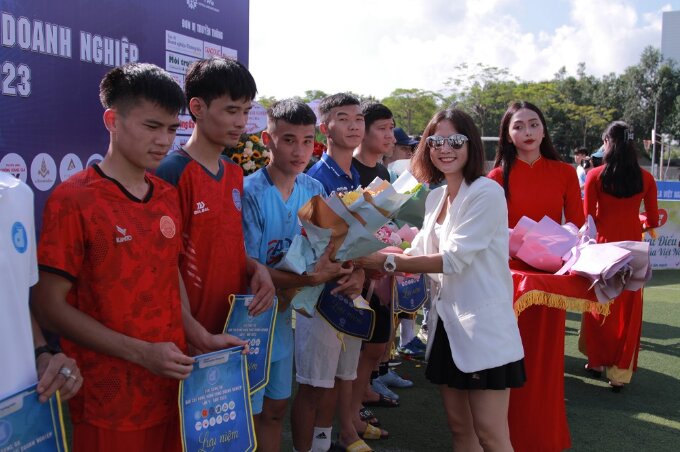 Cựu tuyển thủ quốc gia Đỗ Thị Ngọc Châmn tặng hoa cho đại diện các đội bóng.