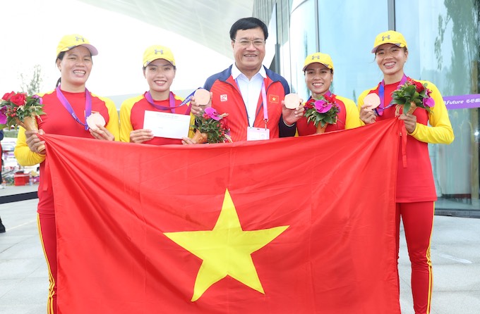 Các tuyển thủ nhận thưởng nóng từ Trưởng đoàn thể thao Đặng Hà Việt. Ảnh: Tuấn Thành