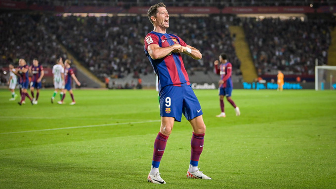 Lewandowski lập cú đúp giúp Barca ngược dòng thắng Celta Vigo