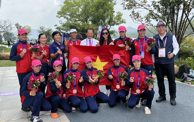Đội thuyền 8 người giành HCĐ của Việt Nam. Ảnh: Tuấn Thành