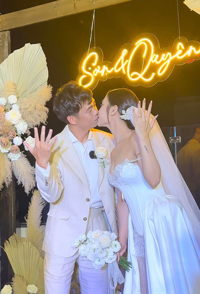 Cặp đôi khóa môi đầy ngọt ngào trong lễ cưới. Theo lịch vào ngày 1/10 tới, Thanh Sơn và Mỹ Quyên sẽ tiếp tục tổ chức buổi hôn lễ lần 2 tại TP.HCM 