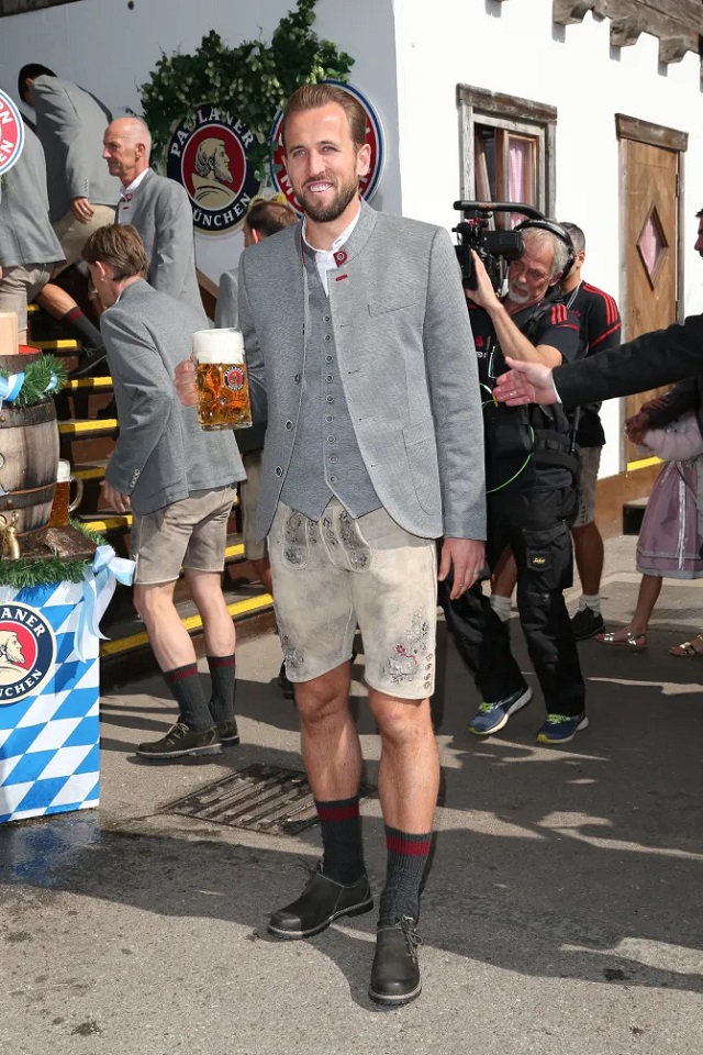Kane diện trang phục truyền thống lederhosen tới dự lễ hội bia Oktoberfest