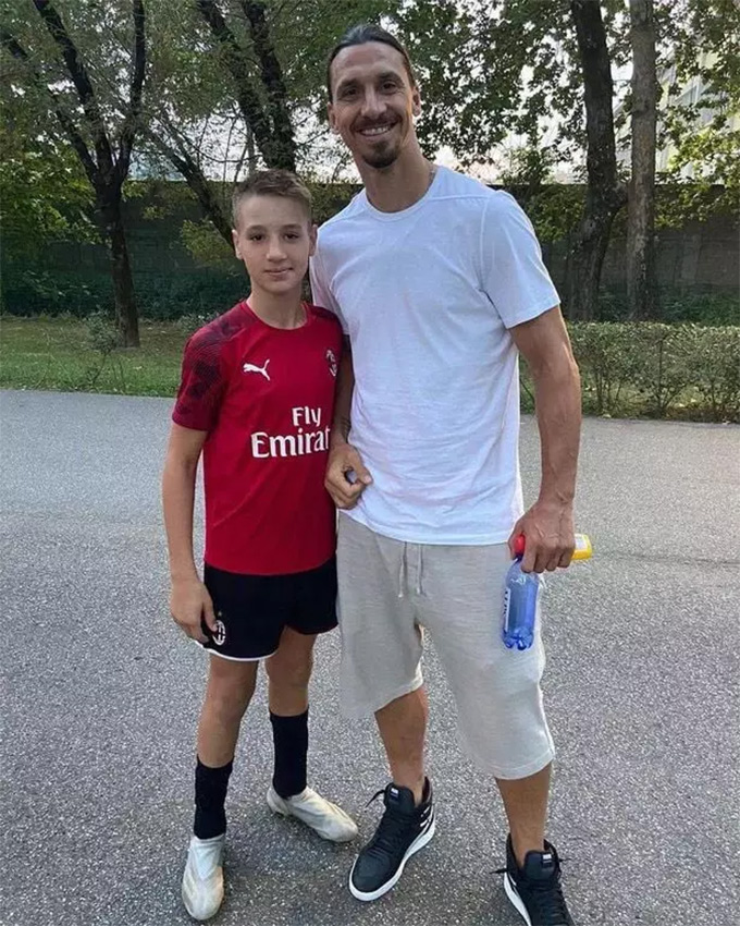 Camarda chụp ảnh với cựu tiền đạo Ibrahimovic của Milan