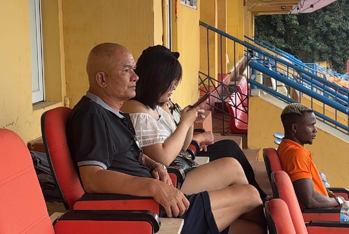 Gia đình Bùi Hoàng Việt Anh có mặt tại sân Hàng Đẫy để chứng kiến màn ra mắt của con trai trong màu áo CAHN FC.