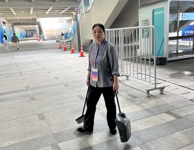 Cô Zhang Queji đang làm vệ sinh ở trung tâm báo chí. Ảnh: Tuấn Thành