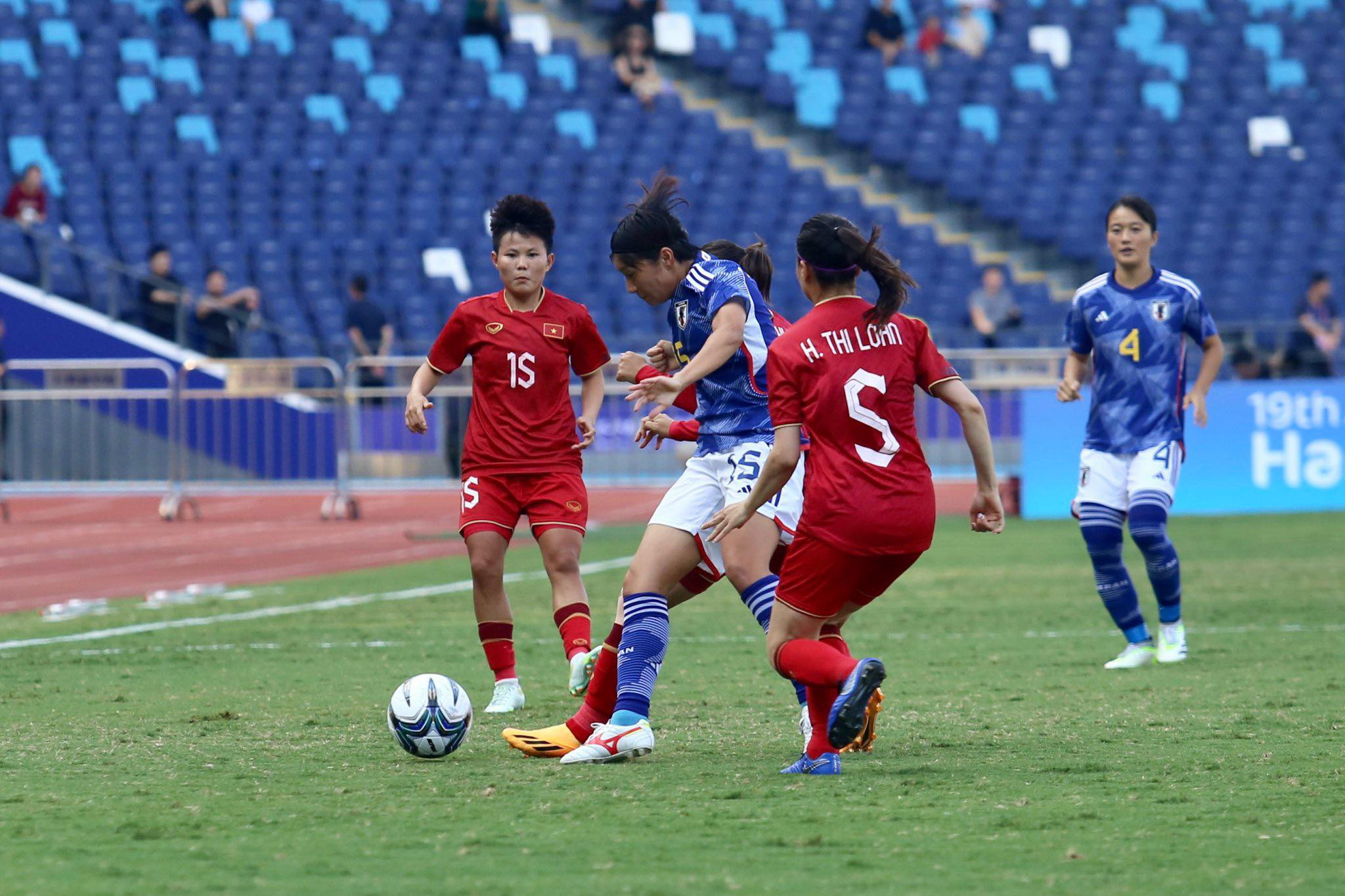 ĐT nữ Việt Nam tiếp tục gặp khó khăn trong việc phong tỏa các cầu thủ ĐT nữ Nhật Bản. Ảnh: Đức Thiện