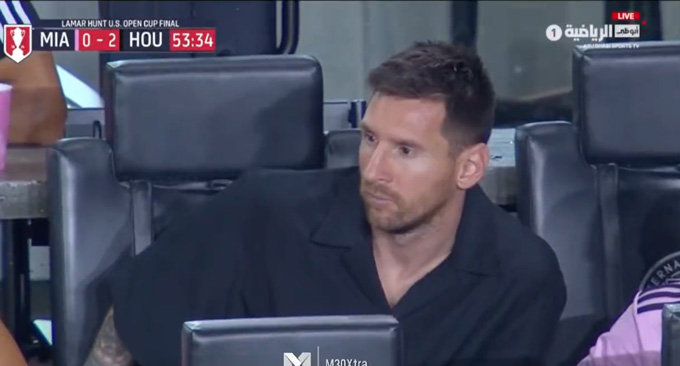 Messi thẫn thờ trên khán đài