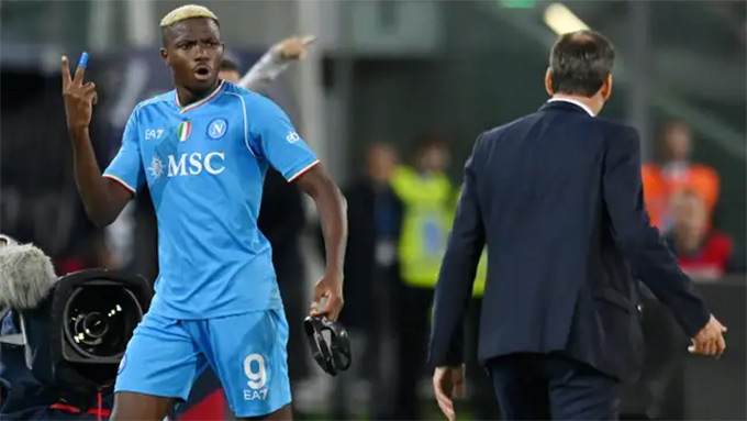 Tiền đạo người Nigeria không hài lòng khi bị thay ra ở trận gặp Bologna