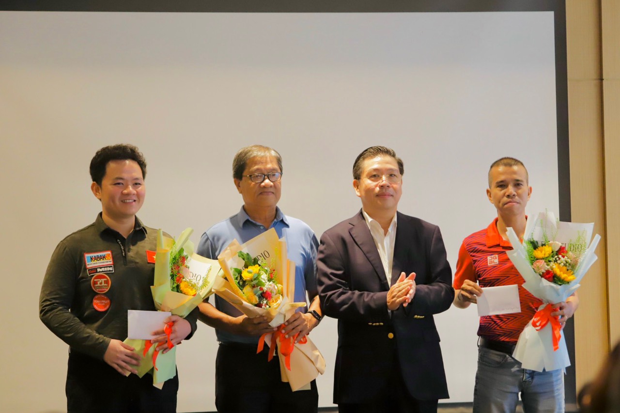 Ông Lê Sơn Hải - nguyên Thứ trưởng, Phó Chủ nhiệm Ủy ban Dân tộc - Chủ tịch Liên đoàn Billiards & Snooker Việt Nam tặng hoa và quà chúc mừng HLV và các VĐV