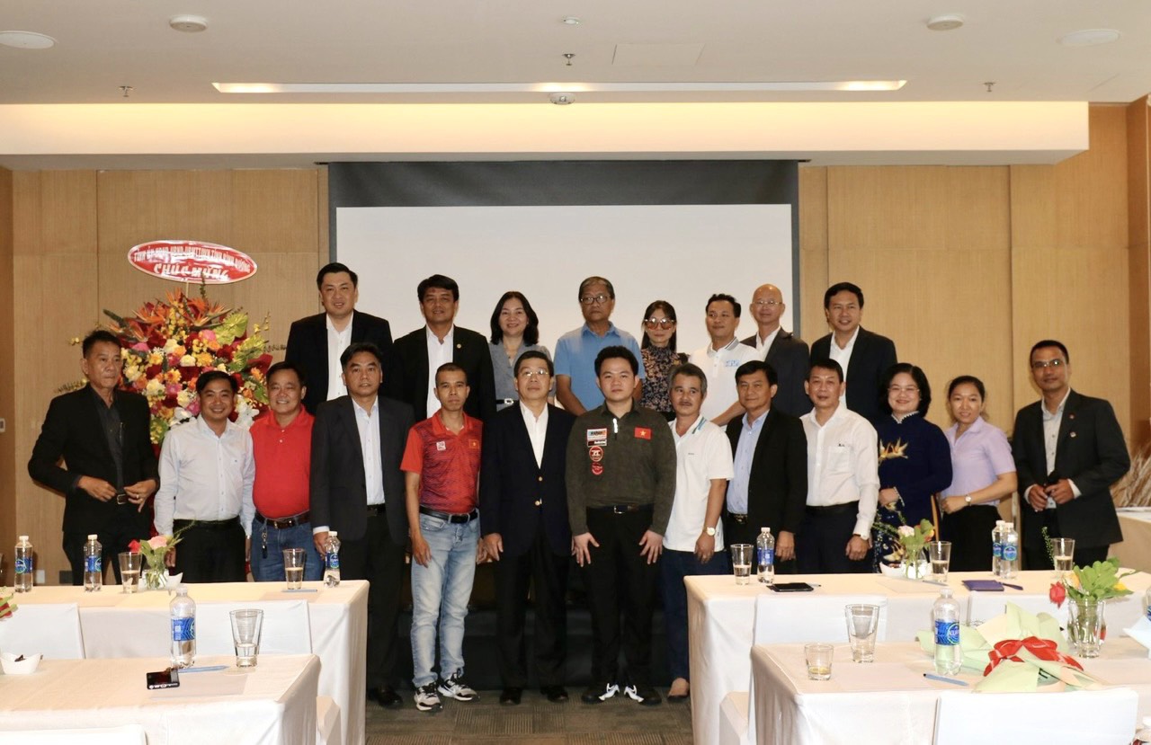 Lãnh đạo tỉnh Bình Dương cùng lãnh đạo Liên đoàn Billiards & Snooker Việt Nam; TP Hồ Chí Minh, đại diện lãnh đạo sở, ban, ngành chụp hình lưu niệm cùng gia đình các HLV, VĐV
