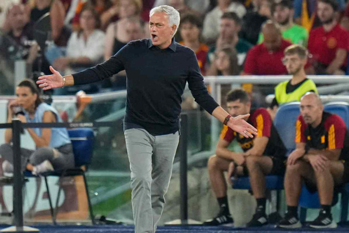 Mourinho đang bất lực tại Roma và đối mặt lời nguyền mùa thứ ba