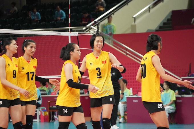 Niềm vui của các nữ tuyển thủ bóng chuyền Việt Nam. Ảnh: Hiển Trần