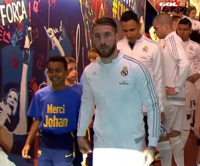 Ramos dắt tay cậu bé Yamal trong đường hầm sân Camp Nou 7 năm về trước