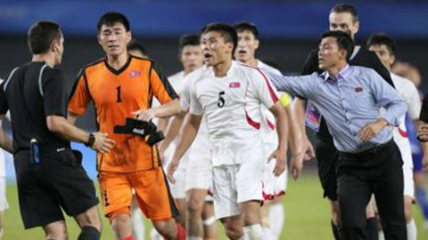 Cầu thủ Triều Tiên xô xát trọng tài sau trận thua trước Olympic Nhật Bản