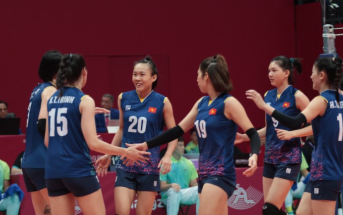 Niềm vui của các cô gái Việt nam khi thắng Hàn Quốc 3-2. Ảnh: Bùi Lượng