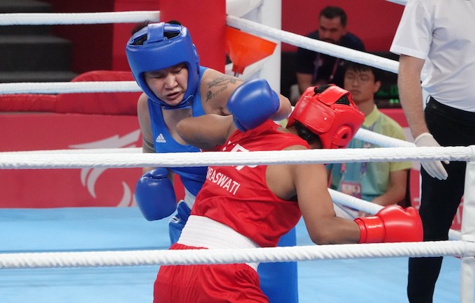 Diễm Quỳnh (áo xanh) đã thắng đối thủ Nepal để lọt vào bán kết boxing. Ảnh: Nam Trung