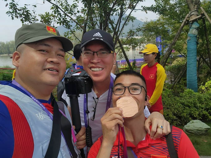 Niềm vui của giới báo chí Việt khi sân được chiếc huy chương đầu tiên của ASIAD 19 ở môn rowing, dẫu chỉ là HCĐ. Ảnh: Bùi Lượng