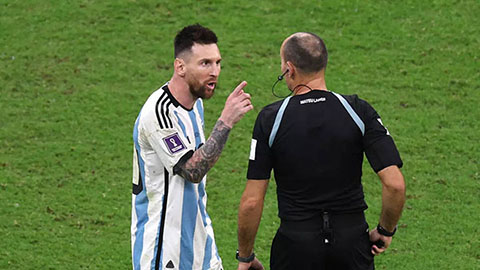 Messi gọi điện xin lỗi vị trọng tài khiến mình ngứa mắt