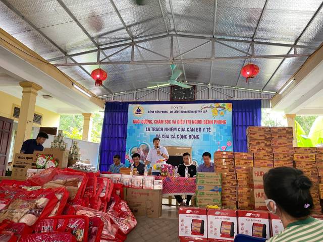 Trao tặng quà tại Bệnh viện Phong - Da liễu TW Quỳnh Lập