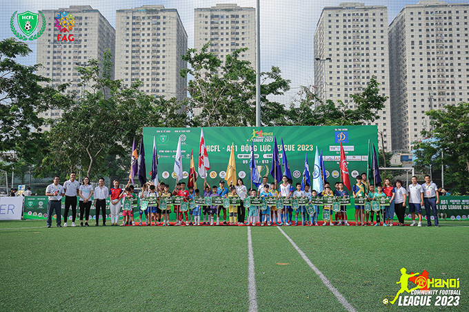 BTC cùng NTT trao cờ lưu niệm cho đại diện 18 trung tâm và tổ trọng tài.