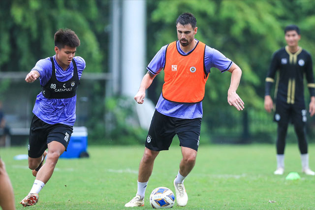 Damien Le Tallec (áo cam) vẫn cần thêm thời gian để thích nghi với lối đá của Hà Nội FC - Ảnh: Hà Nội FC