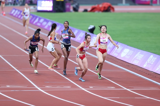 Các tuyển thủ nữ ở đội tiếp sức 4x400m thi đấu chưa được như mong đợi. Ảnh: Hoàng Linh