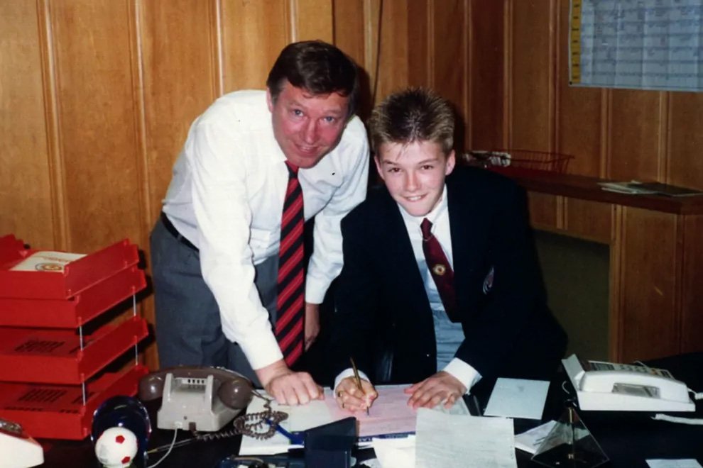 Beckham đã gia nhập MU từ rất sớm và nhận được sự giáo dục nghiêm khắc của ông bố thứ hai là Sir Alex