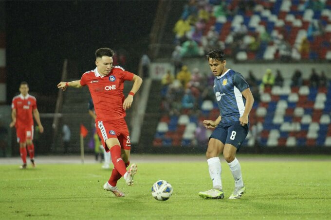 Hougang United (áo xanh) đã thất thủ trước Sabah ở trận ra quân.