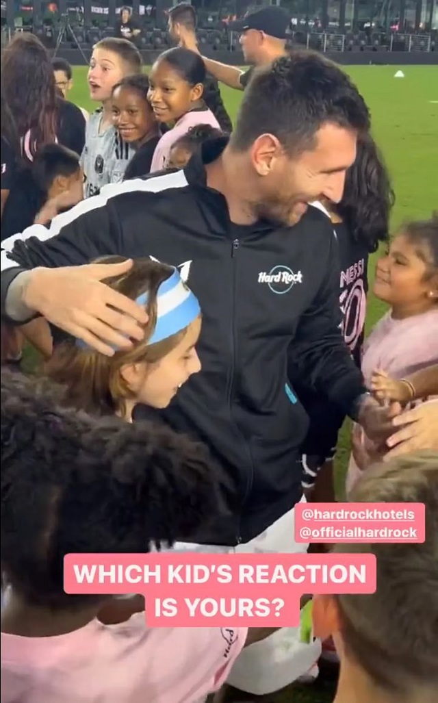 Messi vui vẻ giao lưu với Camilo (trái) và các em nhỏ