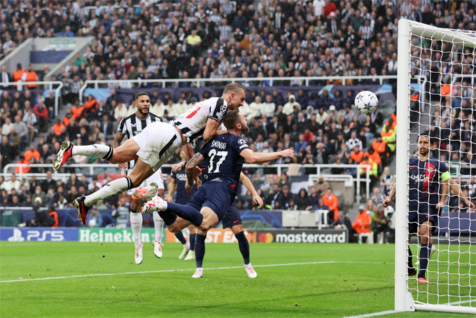 Chiến thắng tưng bừng 4-1 trước PSG giúp Newcastle dẫn đầu bảng tử thần