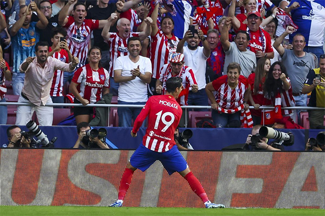 Morata ăn mừng trước đám đông CĐV Artletico Madrid
