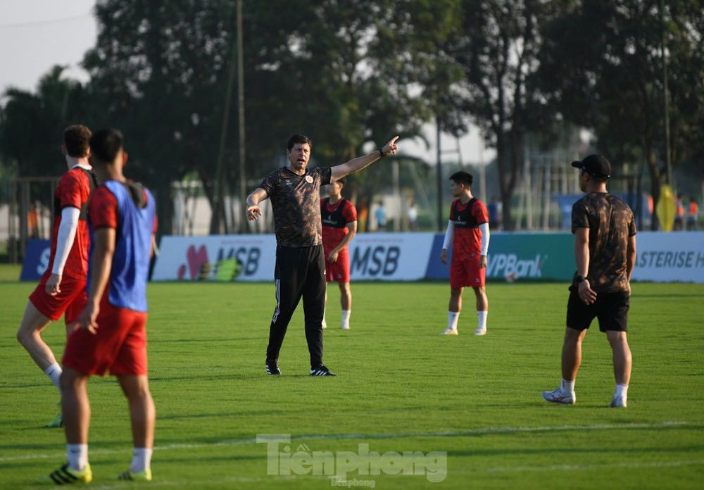 HLV Silva trực tiếp chỉ đạo CAHN tập luyện chuẩn bị cho Siêu Cúp QG 2023 - Ảnh: Tiền Phong 
