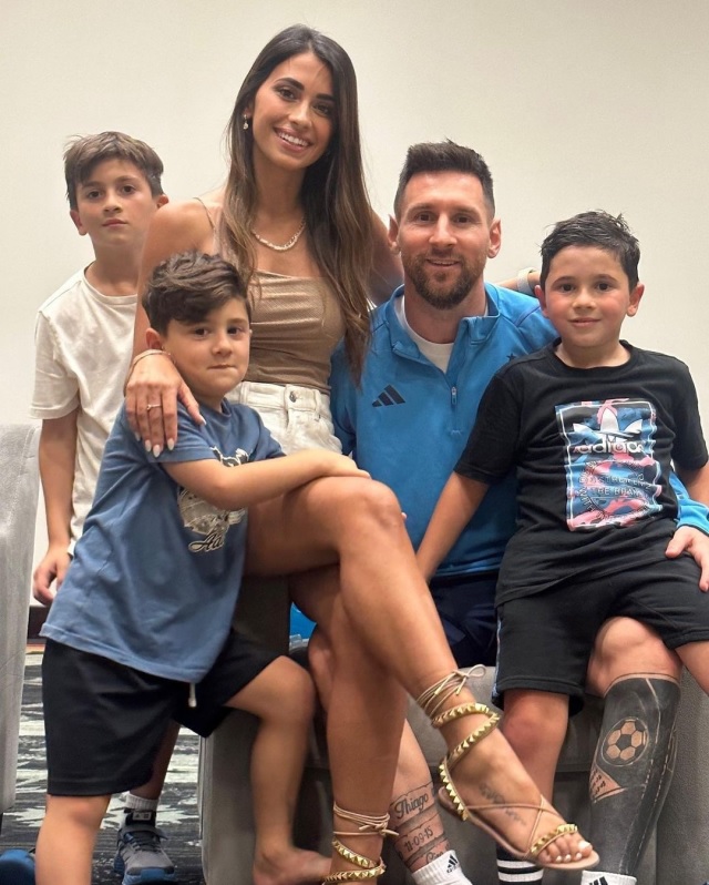 Gia đình đông vui của Messi với ba cậu con trai