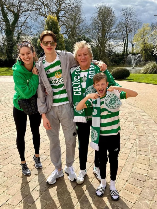 Huyền thoại 78 tuổi cùng các con cháu trong màu áo CLB Celtic