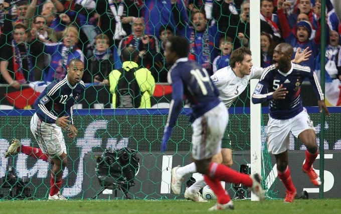 Trung vệ Gallas ghi bàn cho Pháp từ tình huống Henry dùng tay chơi bóng