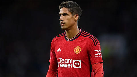 MU tái mặt với hàng thủ khi thêm Varane chấn thương