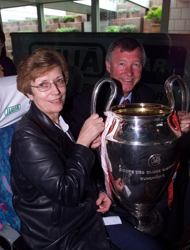 Sir Alex và bã xã Cathy bên danh hiệu Champions League