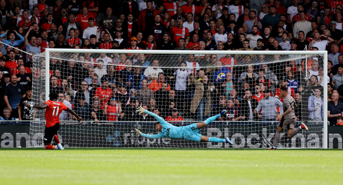 Adebayo bỏ lỡ khó tin ở trận Luton vs Tottenham