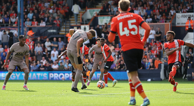 Trung vệ Van de Ven ghi bàn duy nhất trận Luton vs Tottenham một cách kỹ thuật đến bất ngờ