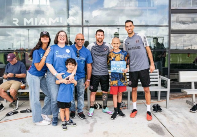 Cậu bé và gia đình chụp ảnh cùng Messi
