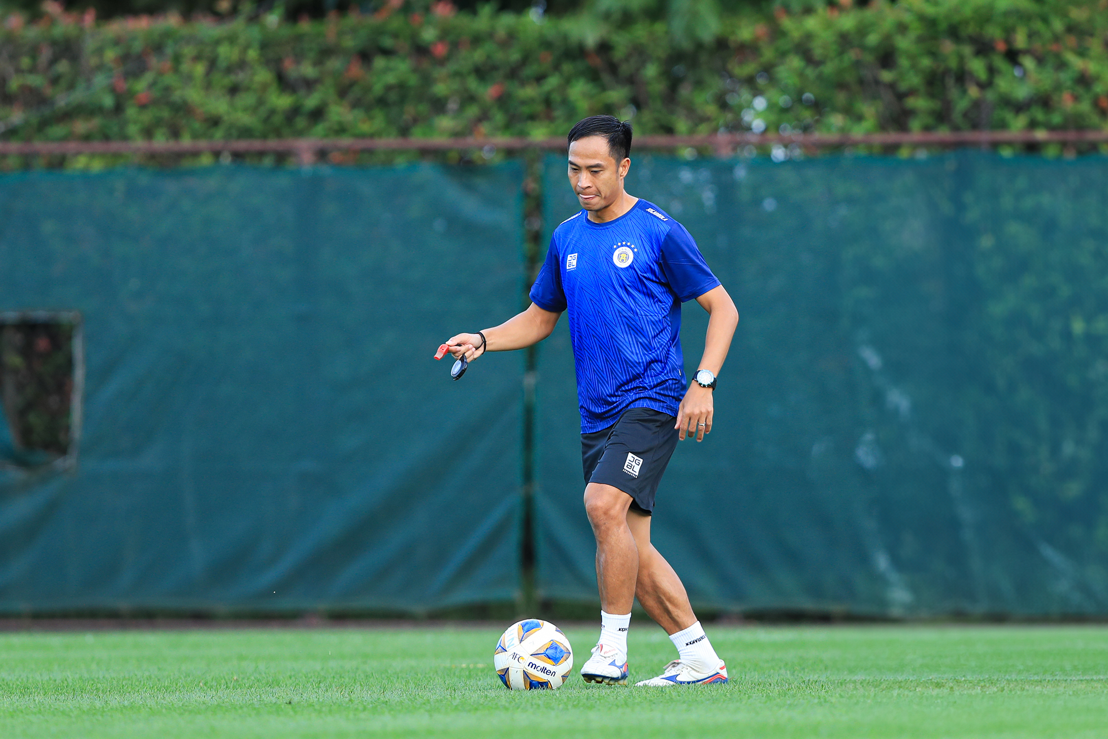 Trợ lý Lê Đức Tuấn là giải pháp tạm thời của Hà Nội FC