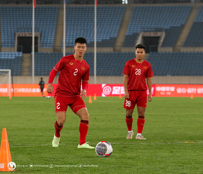 Tối 9/10, đội tuyển Việt Nam đã có buổi tập làm quen sân vận động Trung tâm thể thao Đại Liên, nơi sẽ diễn ra trận giao hữu với đội tuyển chủ nhà Trung Quốc dịp FIFA Days tháng 10.