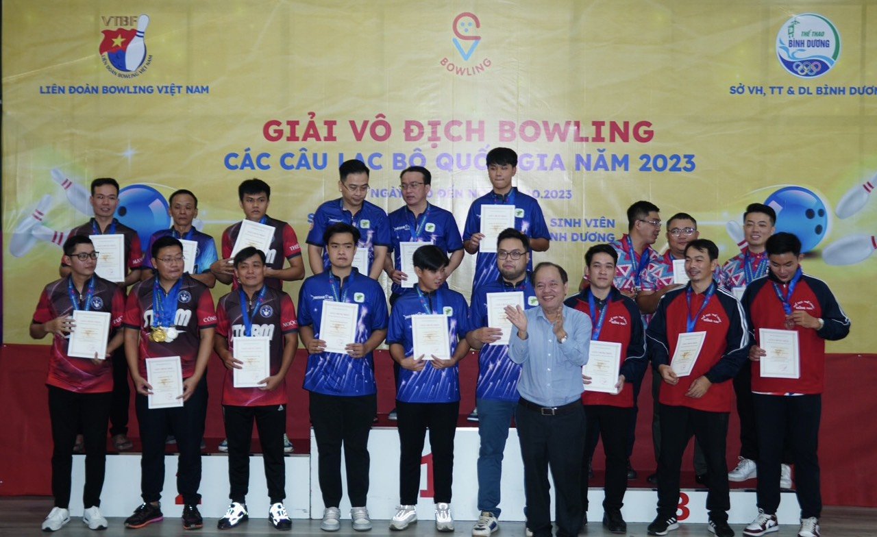 Ông Phạm Quang Chánh, Phó Chủ tịch Liên đoàn Bowling Việt Nam trao huy chương cho các vận động viên đạt thành tích nội dung Đồng đội 6 nam