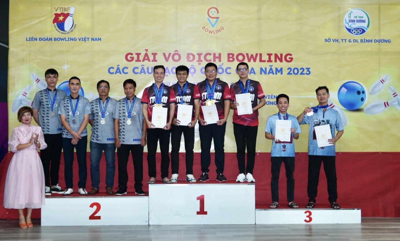 Bà Bùi Kim Hà, Tổng thư ký Liên đoàn Bowling Việt Nam trao huy chương cho các vận động viên đạt thành tích nội dung Đồng đội 4 nam