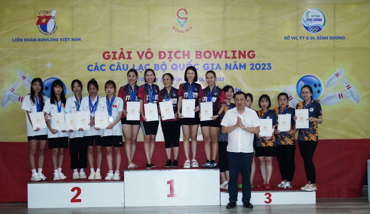 Ông Cao Văn Chóng - PGĐ Sở VHTTDL tỉnh Bình Dương trao huy chương cho các vận động viên đạt thành tích nội dung Đồng đội 5 nữ
