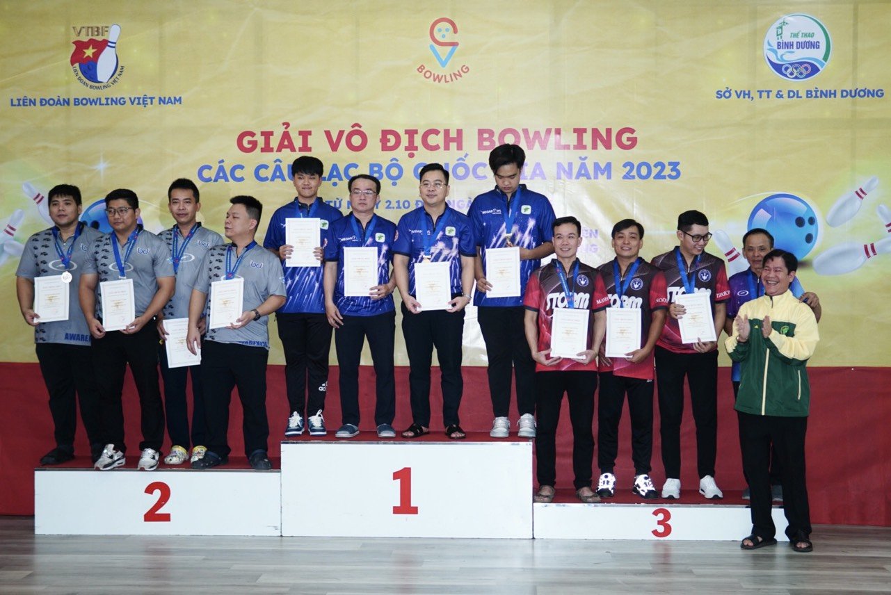 Đại diện lãnh đạo Sở Văn hóa và Thể thao TP. Hồ Chí Minh trao huy chương cho các vận động viên đạt thành tích nội dung Đồng đội 4 nam