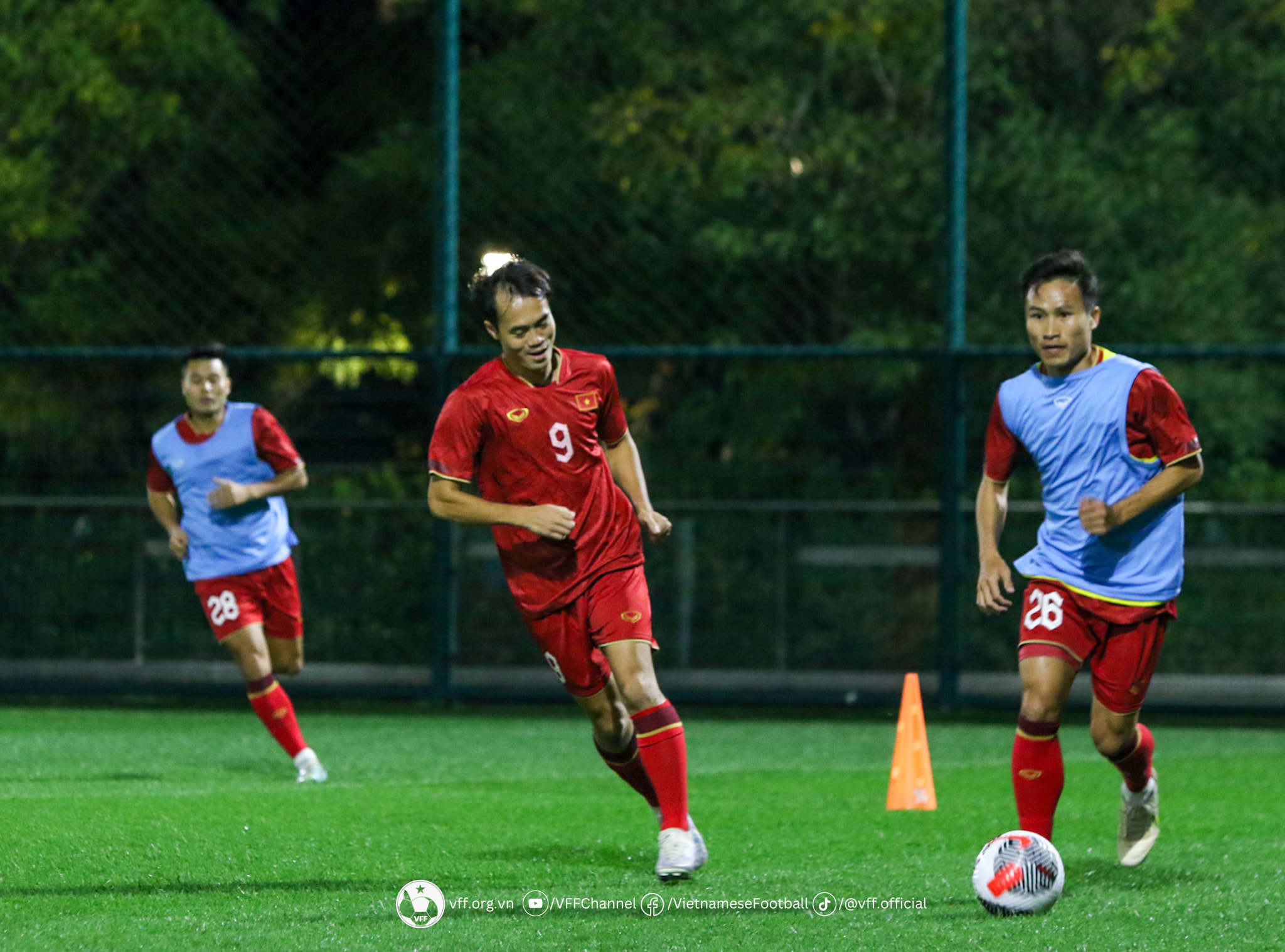 Các cầu thủ tích cực tập luyện trước trận gặp Trung Quốc - Ảnh: VFF 