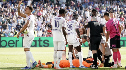 Trận đấu ở Ligue 1 bị hoãn vì CĐV ném pháo hoa vào thủ môn
