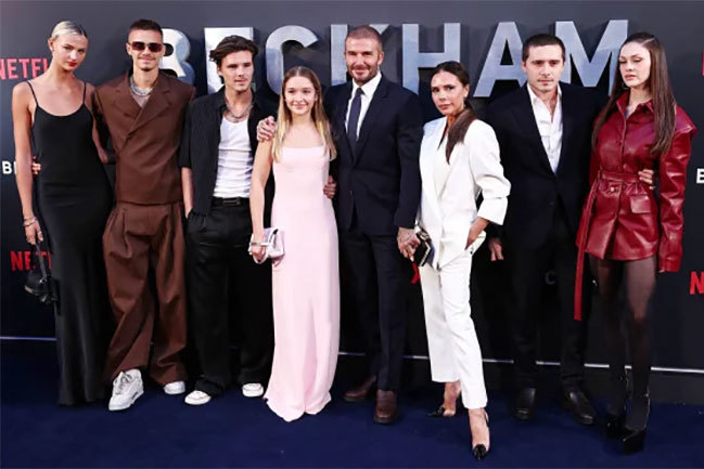Nhà Becks tới buổi ra mắt phim Beckham hôm 3/10. Từ trái qua: Mia Regan (bạn gái Romeo), Romeo, Cruz, Harper, Becks, Vic, Brooklyn và vợ Nicola Peltz